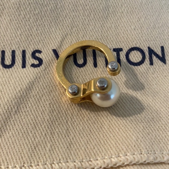 Louis Vuitton Pearl and Gold Ring - Picture 6 of 7